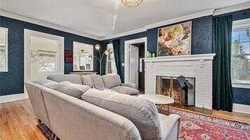 智能電視、壁爐、電子遊戲、書籍