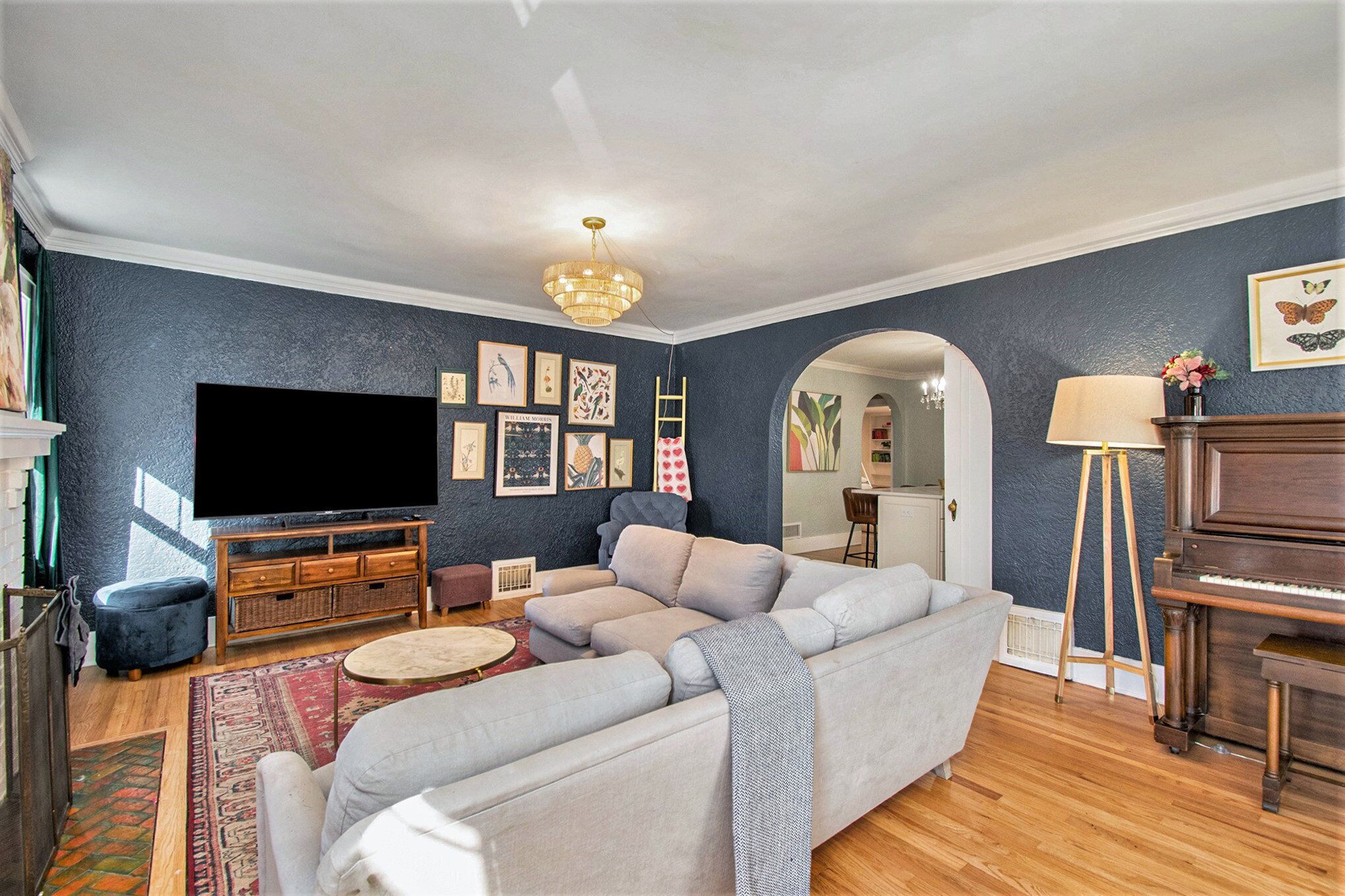 TV connectée, cheminée, jeux vidéo, livres