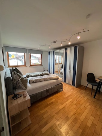 1 habitación, cortinas blackout, wifi gratis y ropa de cama