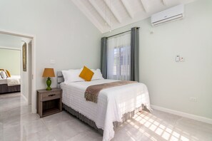 Appartement, 3 slaapkamers | 3 slaapkamers, een bureau, een strijkplank/strijkijzer, gratis wifi