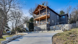 A multi-story building with a balcony, stone steps, and a clear sky. - Historic Hollister Home: Shop, Dine & Drink Nearby (Hollister)