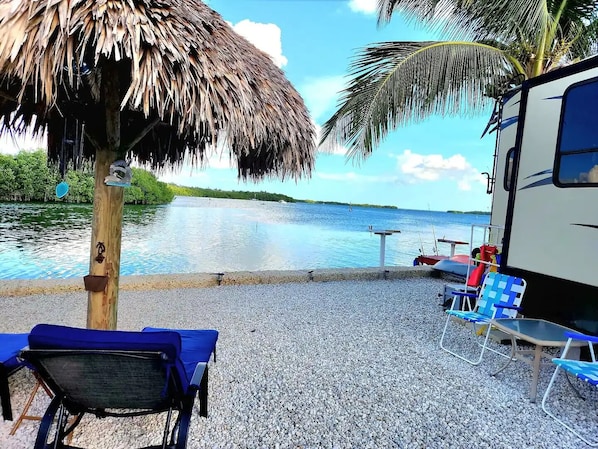 A beachside RV with a thatched roof and a view of the ocean. - paradise point, ocean front /dock/ramp.
(Key Largo)