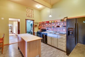 Fridge, microwave, stovetop, dishwasher