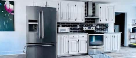Frigorifero, microonde, forno, piano cottura