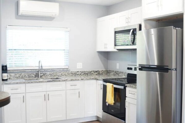 Microwave, oven, stovetop - Eclectic 1 Bedroom Apt in Downtown Orlando. 15mins from Airport & UCF. (Orlando)