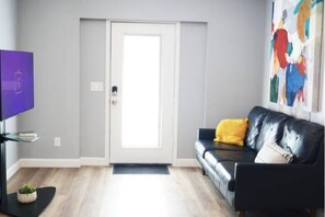 Smart TV - Eclectic 1 Bedroom Apt in Downtown Orlando. 15mins from Airport & UCF. (Orlando)