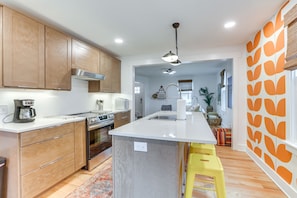Fridge, microwave, oven, stovetop - Danville Rental, Walk to Caesars Virginia Casino (Danville)
