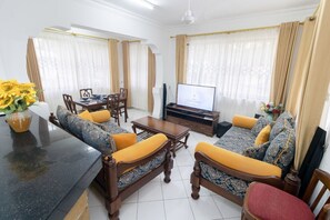 TV - Phenomenal ,cool, quiet , clean 2-bedroom apartment with WiFi and swimming pool. (Mtwapa)