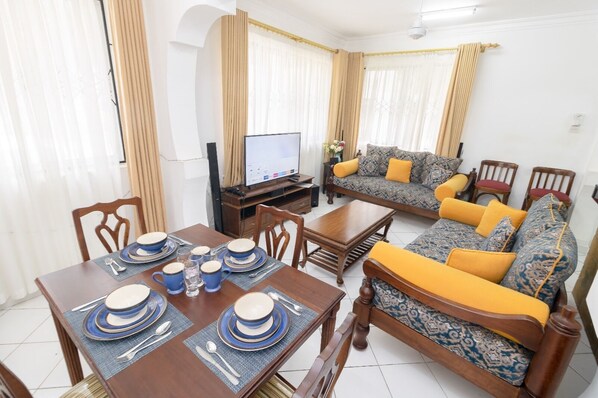 TV - Phenomenal ,cool, quiet , clean 2-bedroom apartment with WiFi and swimming pool. (Mtwapa)
