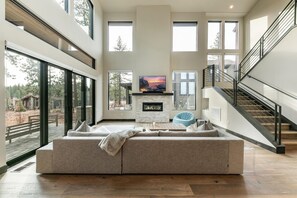 Una Smart TV, una chimenea