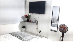 1 bedroom, iron/ironing board, WiFi, bed sheets - LARGE 1 BEDROOM APT, 2 BLOCKS OFF BOCAGRANDE BEACH,  GREAT/SAFE LOCATION!! (Cartagena de Indias)