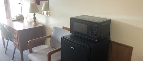 Escritorio, espacio para trabajar con laptop y cortinas blackout