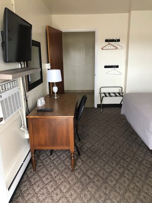 Escritorio, espacio para trabajar con laptop y cortinas blackout