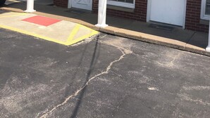 A building with a 'VACANCY' sign, a door labeled 'OFFICE', and a 'WELCOME' mat. - Dav-Ed Motel (Kingsville)