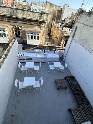 Outdoor dining - Maltesisk Klassiskt Guesthouse i Centralt Läge med Privat Badrum och Mindre kök (Il-Furjana)