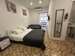 5 bedrooms, free WiFi, bed sheets - Maltesisk Klassiskt Guesthouse i Centralt Läge med Privat Badrum och Mindre kök (Il-Furjana)