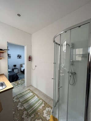 Shower, hair dryer, towels, soap - Maltesisk Klassiskt Guesthouse i Centralt Läge med Privat Badrum och Mindre kök (Il-Furjana)