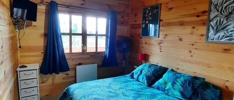 2 bedrooms, iron/ironing board, travel crib