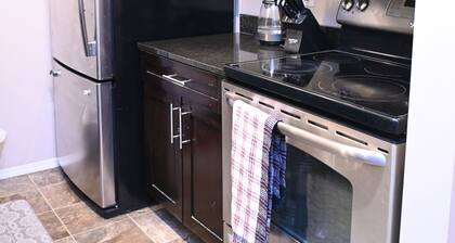 10 minutes to the LRT station and Rec Centre! Family-sized condo with patio.