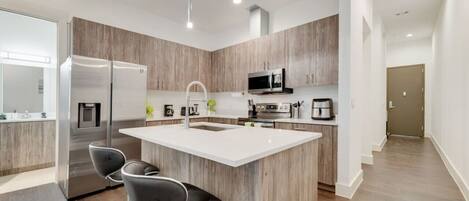 Jääkaappi, mikroaaltouuni, uuni, liesi