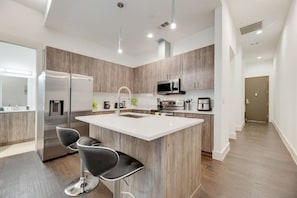 Fridge, microwave, oven, stovetop - Snazzy loft style 2BR | Gym | Parking | Workspace (Dallas)