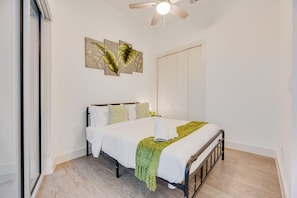 2 bedrooms, desk, iron/ironing board, WiFi - Snazzy loft style 2BR | Gym | Parking | Workspace (Dallas)