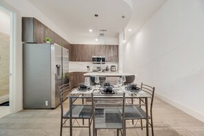 Dining - Snappy loft style 2BR | Gym | Parking | Workspace (Dallas)