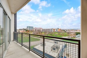 Property grounds - Snappy loft style 2BR | Gym | Parking | Workspace (Dallas)