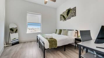 1 habitación, escritorio, tabla de planchar con plancha y wifi