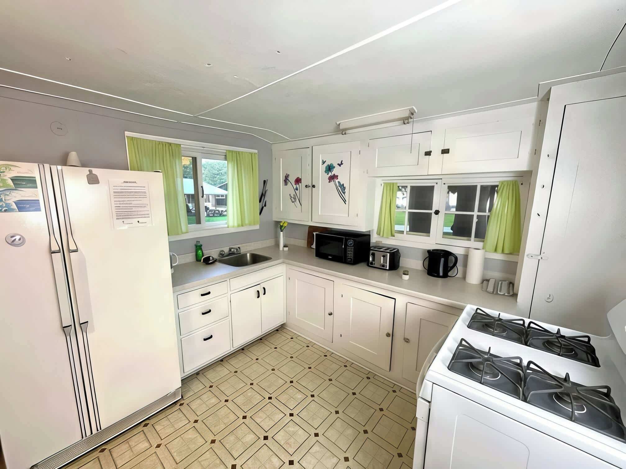 Refrigerador, placa de cocina, utensilios de cocina