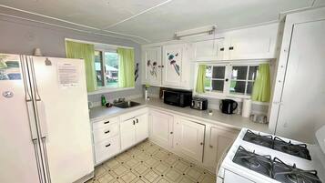 Refrigerador, placa de cocina, utensilios de cocina