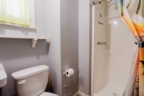 Shower, towels - 3-Bedroom Cottage #7 - Ambleside / BBQ and Beach (Kawartha Lakes)