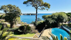 A pool surrounded by tropical plants and a view of the sea. - Maset CostaBravaSi - with pool, views, parking (Sant Feliu de Guíxols)
