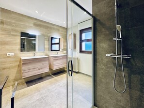 Douche, serviettes fournies