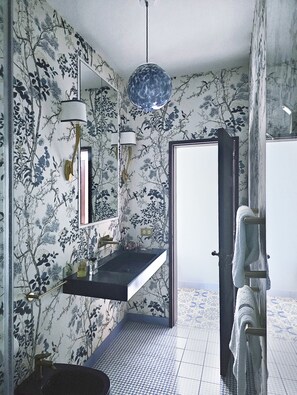 Douche, sèche-cheveux, bidet, serviettes fournies