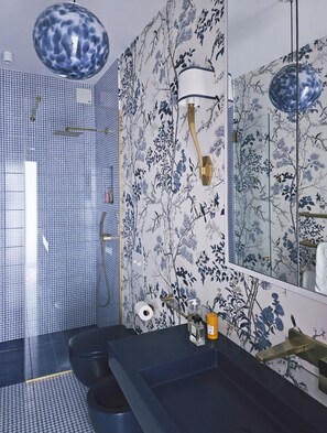 Bruser, hårtørrer, bidet, håndklæder