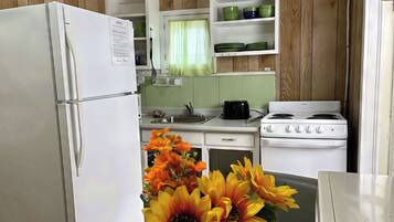 Réfrigérateur, surface de cuisson, vaisselle et ustensiles