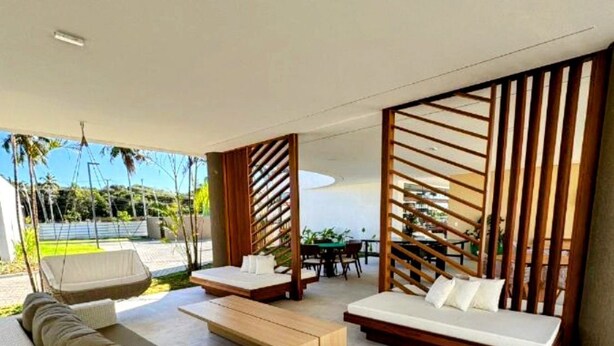 A modern outdoor living area with a sofa, a bench, and a table. - Makia Beach Resort Experience Exclusive (Ipojuca)
