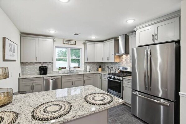 Refrigerador, microondas, horno y parrilla de estufa 