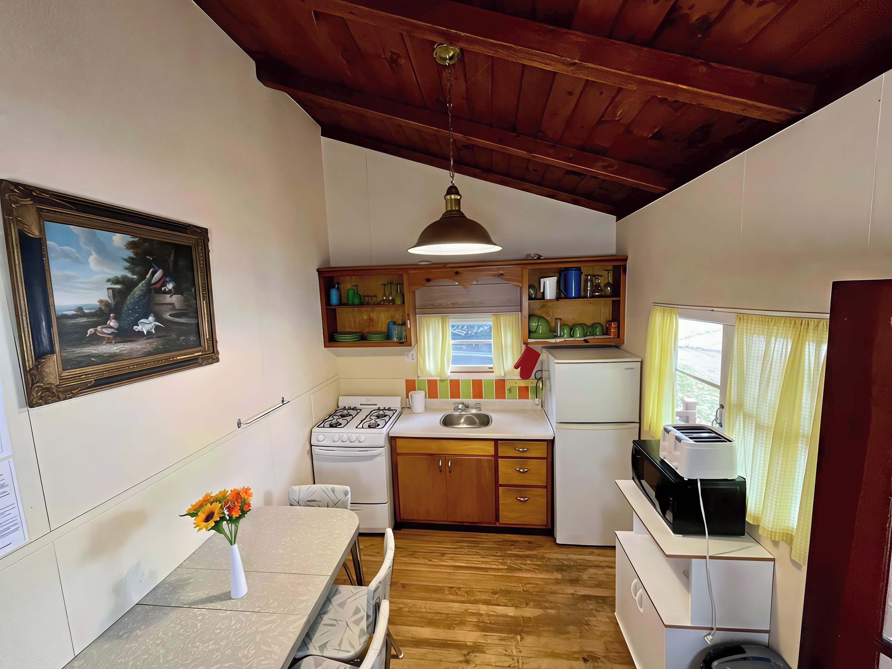 Refrigerador, placa de cocina, utensilios de cocina