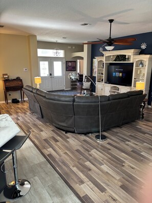 Een smart-tv, boeken, een computerscherm en een printer