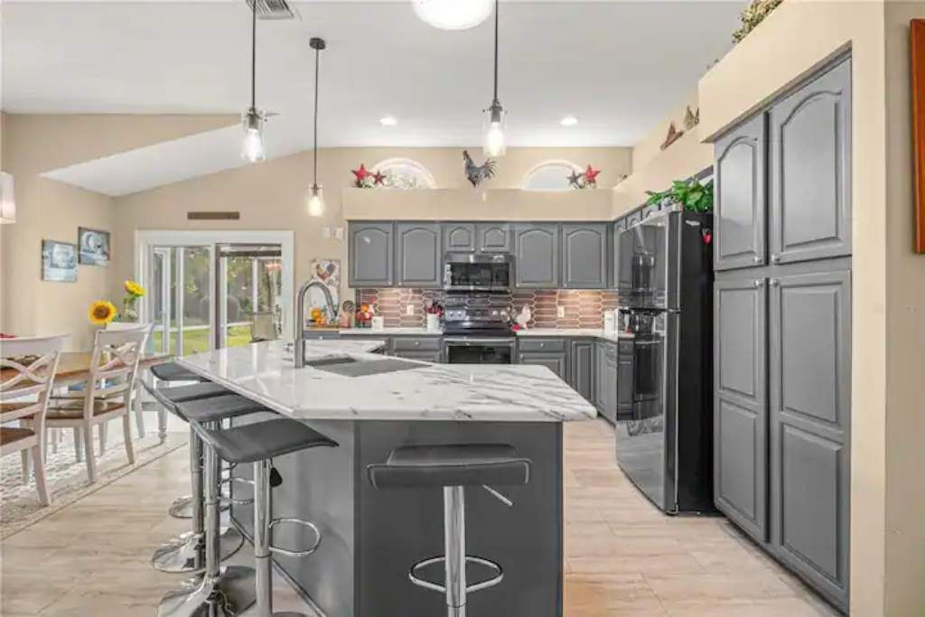 Réfrigérateur, micro-ondes, four, plaque de cuisson