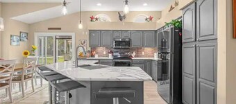 3 Bedroom 2 Bathroom sleeps 6 and includes golf cart - close to town squares