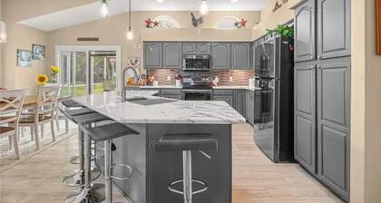 3 Bedroom 2 Bathroom sleeps 6 and includes golf cart - close to town squares