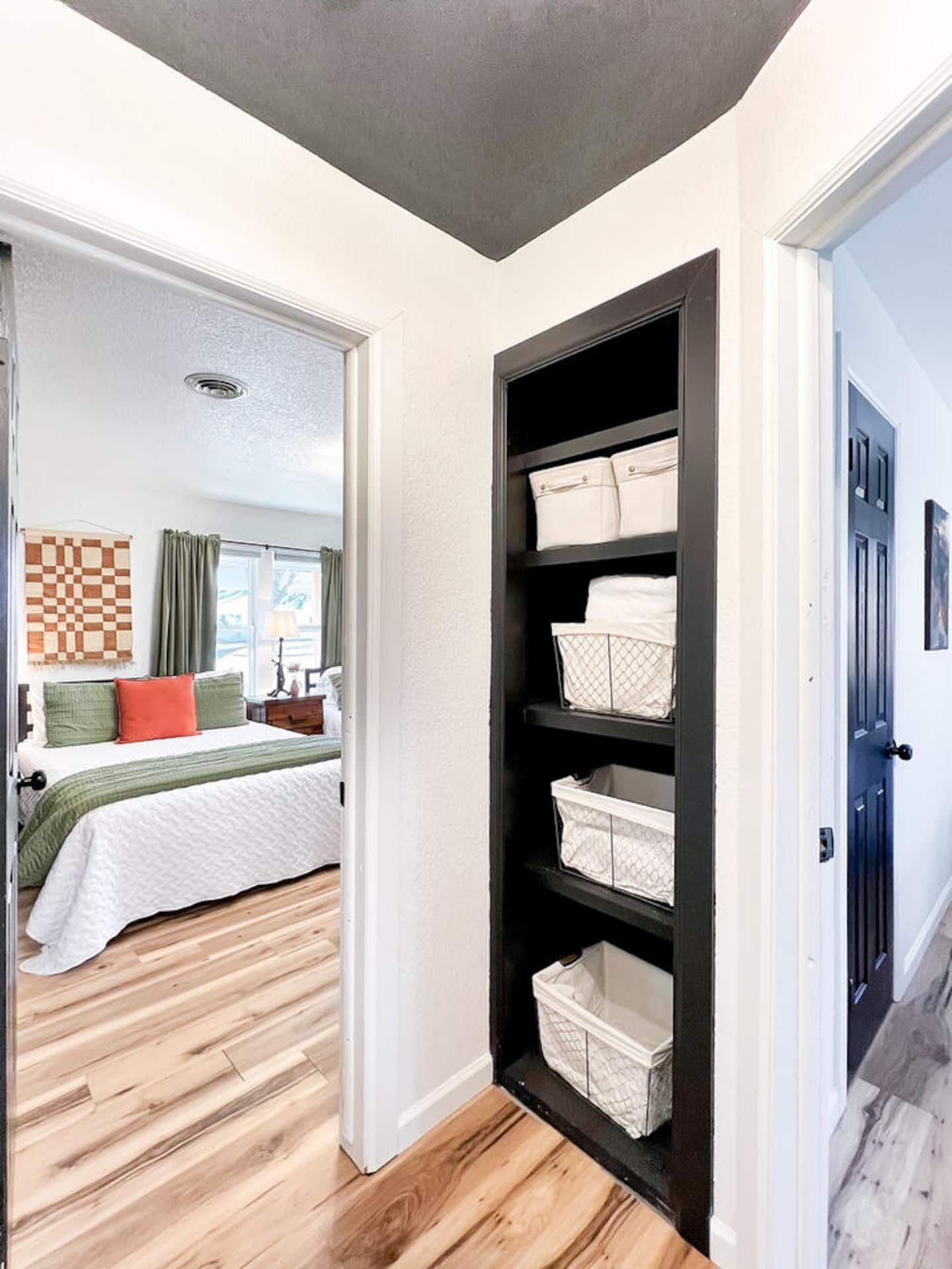 3 chambres, bureau, fer et planche à repasser, lit parapluie