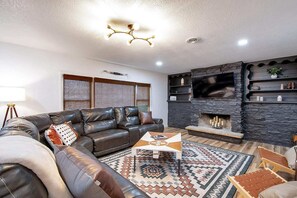 Una Smart TV, una chimenea