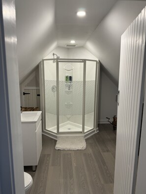 Shower, hair dryer, towels, soap - Charming rustic retreat with Bay of Fundy Views, escape to our serene haven. (Hampton)