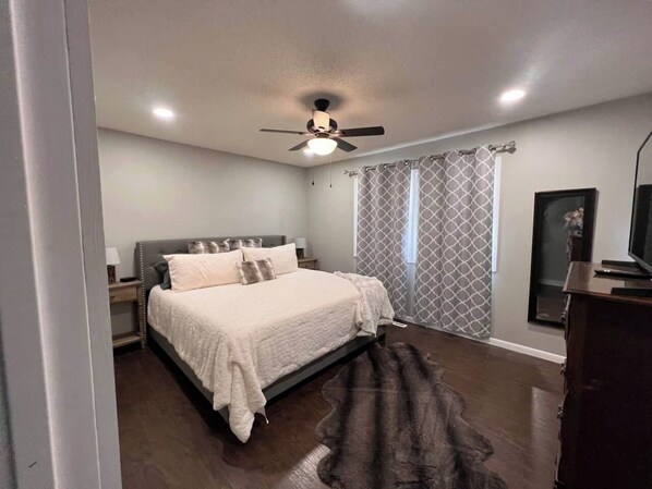 5 habitaciones, escritorio y tabla de planchar con plancha