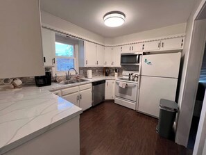 Kylskåp, mikrovågsugn, ugn och spishäll