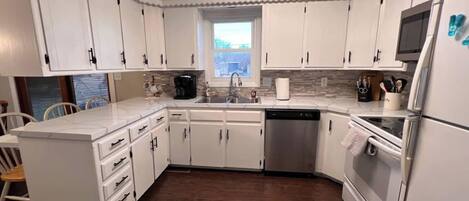 Kylskåp, mikrovågsugn, ugn och spishäll